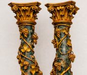 Columnas salomónicas con racimos de uvas, sarmientos y hojas de parra