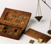 Préstamo de una caja de cambista del siglo XVII a la exposición «Madrid en el siglo de oro» en la Real Academia de BBAA de San Fernando